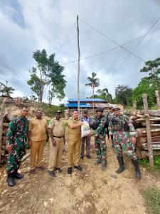 Pj Bupati Maybrat Dukung Personil Satgas Yonif 133/YS dengan Bantuan Bahan Makanan