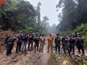 Pj. Bupati Maybrat dan Dandim 1809 Tinjau Progres Pembangunan Jalan dan Jembatan di Kampung Aisa Meski Diguyur Hujan