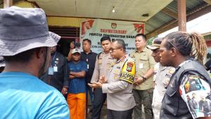 Pj Bupati Maybrat Bersama Kapolda Papua Barat Cek Langsung Perhitungan Suara di TPS Kampung Yarat dan Ayawasi