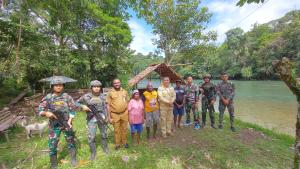 Bupati Maybrat Salurkan Bantuan Bahan Pokok ke Warga Kampung Horaiek dan Pos Satgas TNI