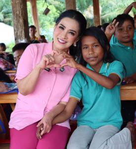 Yayasan Kemala Bhayangkari Sulbar Kunjungi Suku Bunggu di Pasangkayu