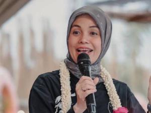 Atikoh soal Pendidikan Anak: Menolak Supir Membuka Pintu Mobil untuk Alam Ganjar