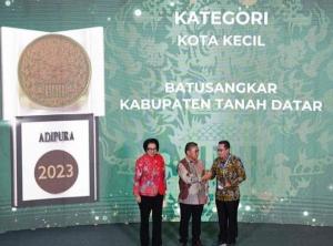 Bupati Tanah Datar Eka Putra Raih Piala Adipura 2 Tahun Berturut-turut