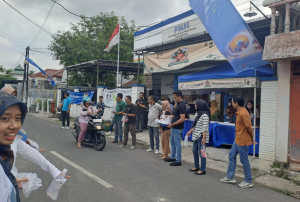 Momen Ramadan, PNM Bojonegoro Bagi Takjil Gratis