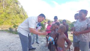 Pj Bupati Maybrat Kunjungi  Sejumlah Kampung Bagikan Bingkisan bagi Anak-anak