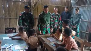 Dansatgas Yonif 742/SWY Kunjungi Salah Satu SD Darurat di Perbatasan RI-RDTL