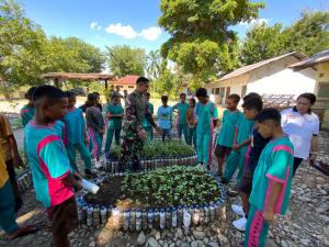 Satgas Yonif 742/SWY Perkenalkan Ecobrick Kepada Para Murid Di Perbatasan RI- RDTL
