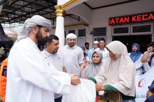 Delegasi Negara Uni Emirat Arab (UEA) Serahkan Bantuan Terdampak Banjir Bandang Tanah Datar