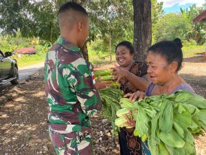 Pos Turiscain Satgas Pamtas RI-RDTL Bagikan Sayur Mayur ke Warga Perbatasan