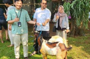 PT MDM Serahkan 2 Kambing ke Mushala Al Asr