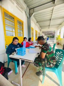 Satgas Yonif 742/SWY Laksanakan Donor Darah HUT KE-100 WKRI di Keuskupan Atambua