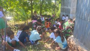Pos Kewar Satgas Yonif 742/SWY Edukasi Para Murid Pentingnya Menjaga Kebersihan Lingkungan Sekolah