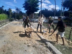 Pos Lookeu Satgas Yonif 742/SWY Dampingi Warga Gotong Royong Perbaiki Jalan Desa di Perbatasan RI-RDTL
