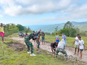 Satgas Yonif 742/SWY Bersama Warga Perbatasan RI-RDTL KaryaBakti Pembuatan Saluran Air di Jalan Dusun Ailala
