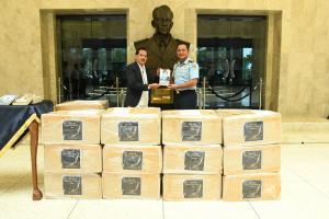 Kepala Staf Angkatan Udara (Kasau) Menerima Sejumlah Buku dari Ketua Pusat Studi Air Power Indonesia Chappy Hakim