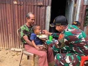 Cegah Stunting Pos Fohuk Satgas Yonif 742/SWY Berikan Asupan Nutrisi Kepada Anak di Perbatasan RI-RDTL
