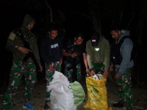 Satgas Yonif 742/SWY Gagalkan Penyelundupan 20 Krat Minuman di Jalur Tikus Perbatasan RI-RDTL
