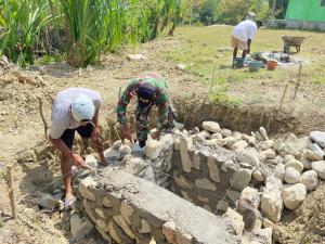 Pos Lookeu Satgas Yonif 742/SWY Bangun MCK Kapela Santo Kosmas di Perbatasan RI-RDTL