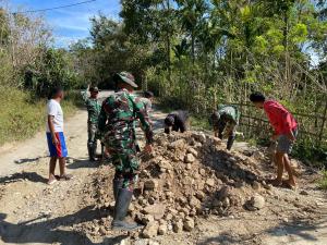 Pos Laktutus Satgas Yonif 742/SWY Bersama Warga Perbaiki Jalan Rusak di Perbatasan RI-RDTL