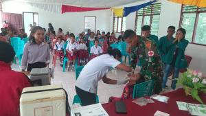 Pos Mahen Satgas Yonif 742/SWY Bersama Puskesmas Aululik Berikan Imunisasi Polio