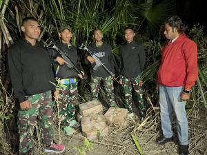 Satgas Yonif 742/SWY Gagalkan Penyelundupan 168 Bungkus Sosis dari Timor Leste di Perbatasan RI-RDTL