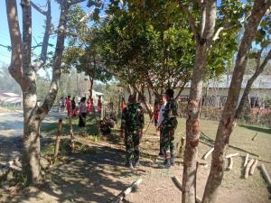 Pos Laktutus Satgas Yonif 742/SWY Bangun Pagar Sekolah di Perbatasan RI-RDTL
