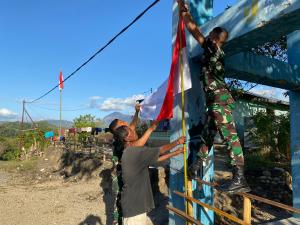 Sambut HUT RI Ke 79, Pos Asulait Kipam I Satgas Yonif 742/SWY Bersama Warga Kibarkan Bendera Merah Putih