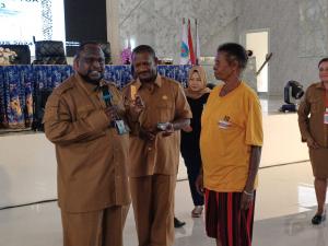 Pj Sekda Maybrat Launcing Penyaluran Dana Bantuan Program Perlindungan Hari Tua