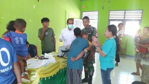 Cegah Polio Pos Mahen Satgas Yonif 742/Swy Laksanakan Pendampingan Imunisasi Kepada Balita di Perbatasan RI-RDTL