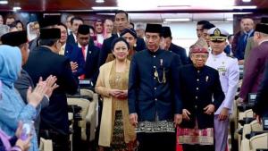 Berbusana Demang dan Kain Ujung Serong Khas Betawi, Presiden Jokowi Berpidato di Gedung Nusantara