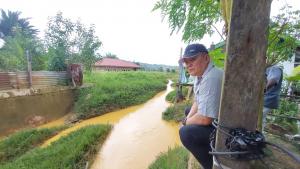 Pj Walikota Sorong Tinjau Titik Rawan Banjir di Kampung Bugis, Hari Pertama Bertugas