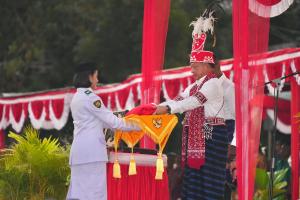 Mendagri Apresiasi Pelaksanaan Upacara Penurunan Bendera di Kabupaten Alor NTT