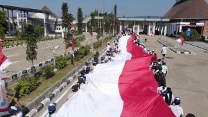 Peringati Hut RI Ke-79 Satgas Yonif 742/Swy Bentangkan Bendera Merah Putih Sepanjang 79 Meter di Perbatasan RI-RDTL