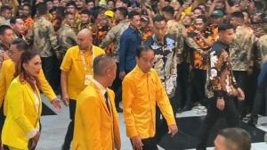 Wartawan Dilarang Mendekat, Jokowi Hadiri Munas Golkar Kenakan Kemeja Kuning