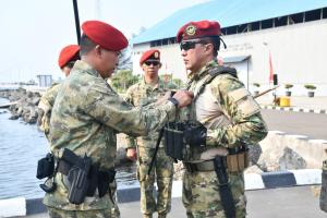 Dankodiklatal serta Pangkoarmada I Disematkan Brevet Kehormatan Kopaska