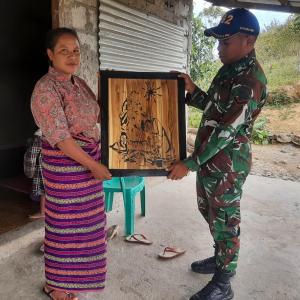 Menjelang Purna Tugas Pos Fohuk Satgas Yonif 742/Swy Berikan Cenderamata Untuk Kapela ST Benediktus Abbas di Perbatasan RI-RDTL