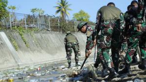 Jelang Purna Tugas Satgas Yonif 742/Swy Laksanakan Karya Bakti Di Sungai Garis Batas Negara RI-RDTL