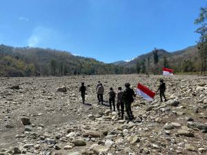 Cegah Kejahatan Pos Fatubesi Atas Satgas Yonif 742/Swy Laksanakan Patroli Gabungan Dengan Polri di Sepanjang Kali Perbatasan RI-RDTL