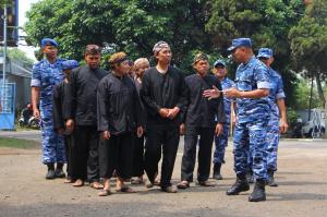 Lanud Husein Sastranegara Gelar Bakti Kesehatan dan Pembagian Sembako Sambut HUT Ke-79 TNI