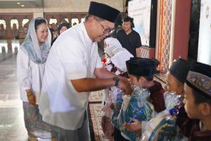 Rayakan Kehangatan HUT ke-26, Bank Mandiri Bagikan Santunan Pendidikan ke 2.600 Anak Yatim Piatu