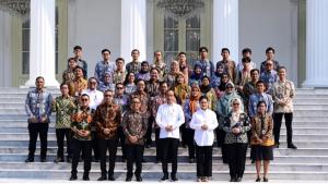 Jelang Purnatugas, Presiden Jokowi dan Ibu Iriana Pamitan dengan Keluarga Besar Istana