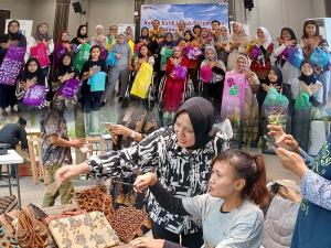 Kolaborasi PNM dan JAMKRINDO Latih Perempuan Disabilitas Jadi Wirausaha Batik 