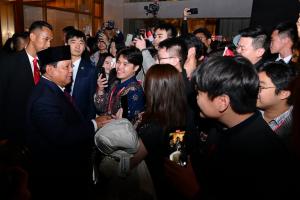 Presiden Prabowo Disambut Antusias Mahasiswa dan Warga di Beijing