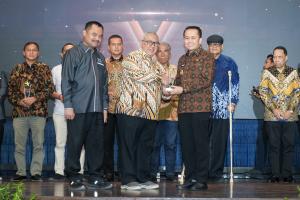  Pj Gubernur Sumut Agus Fatoni Terima Anugerah Sahabat Pers Award dari SPS Sumut