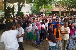 Ribuan Warga Serbu Pasar Tebus Murah, Mirip Pendukung Timnas Gruduk GBK