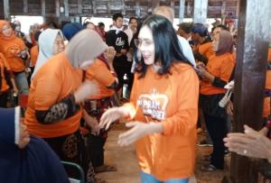 Oneng Datang, Tawa dan Haru Berpadu di Pasar Tebus Murah