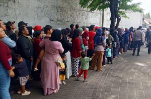 Pasar Tebus Murah Relawan 03 Dipadati Warga, Cilandak Gempar