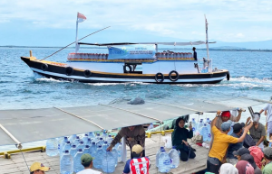 Terdampak Kekeringan, PNM Beri Bantuan Air Minum untuk Warga Gili Ketapang Jatim