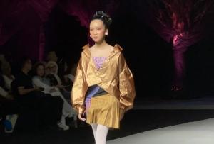 Elizabeth Tunggadewi Terpilih Bawakan Karya Desainer di Spotlight Indonesia 2024
