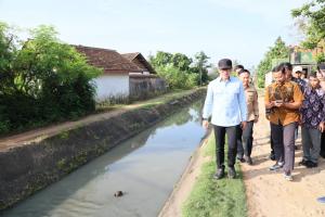 Dukung Swasembada Pangan, Wamendagri Tinjau Dua Titik Irigasi di Lampung